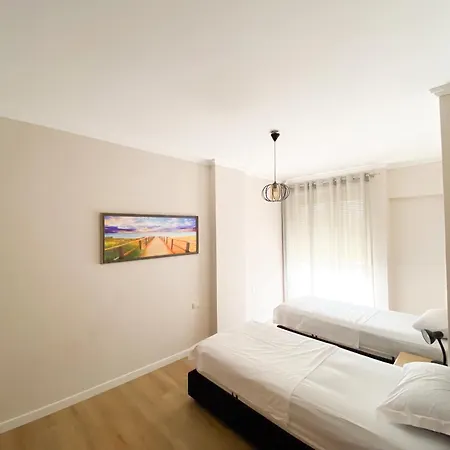 Modern At New Bazaar, 티라나