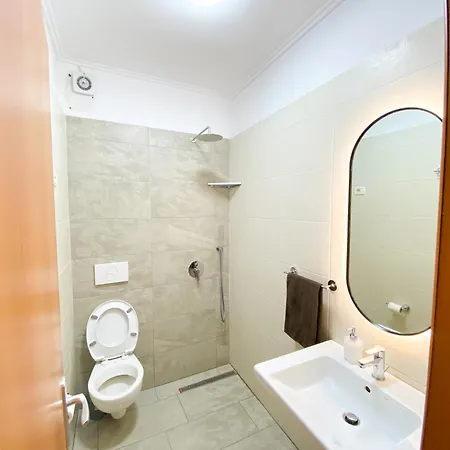 Modern At New Bazaar, ティラナ