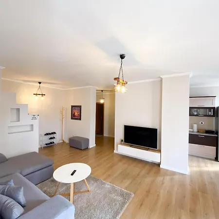 Modern At New Bazaar, ティラナ