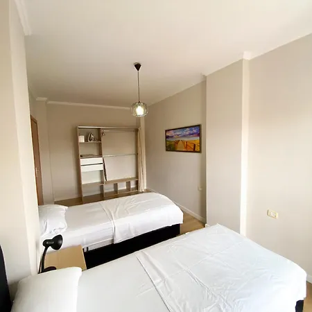 Modern At New Bazaar, ティラナ