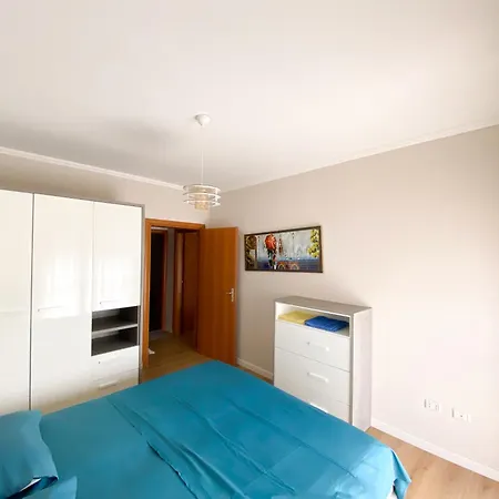 Modern At New Bazaar, アパート ティラナ