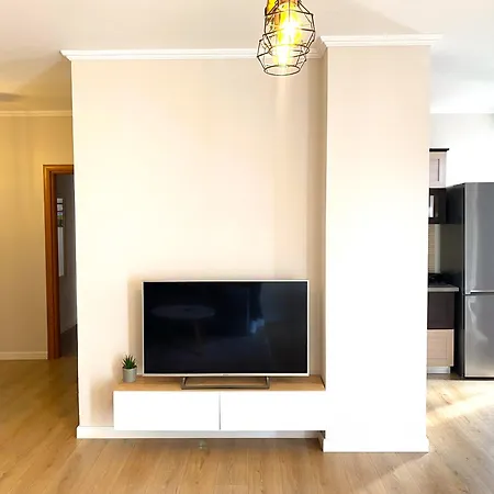 Modern At New Bazaar, ティラナ