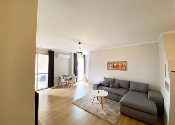 Modern At New Bazaar, 公寓 *