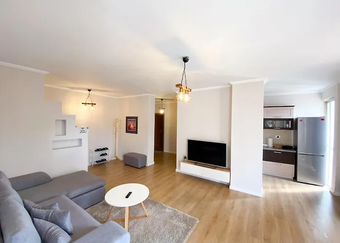 Modern At New Bazaar, 地拉那