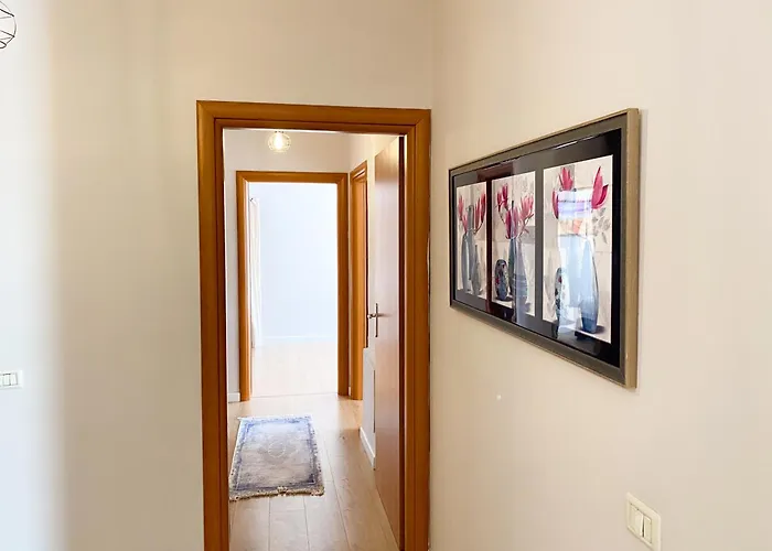 Modern At New Bazaar, * 地拉那