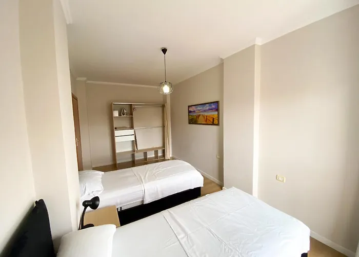 Modern At New Bazaar, 地拉那