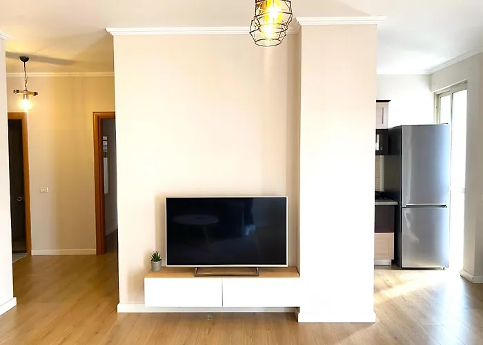 Modern At New Bazaar, 地拉那