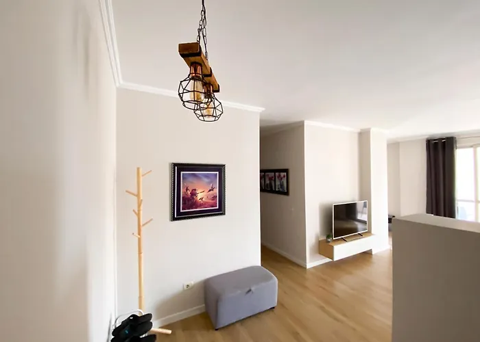 Modern At New Bazaar, * 地拉那